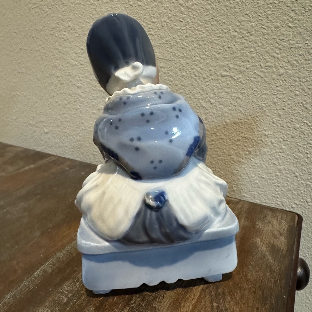 Royal Copenhagen porcelain figurine “Amager Girl" - Picture 3 of 4